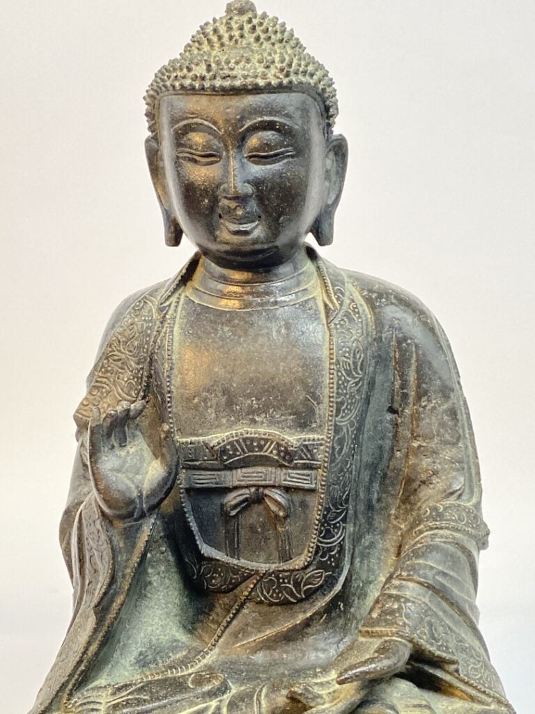 BOUDDHA EN BRONZE - Chine, époque MING (1368-1644) - Statuette en bronze à pati…