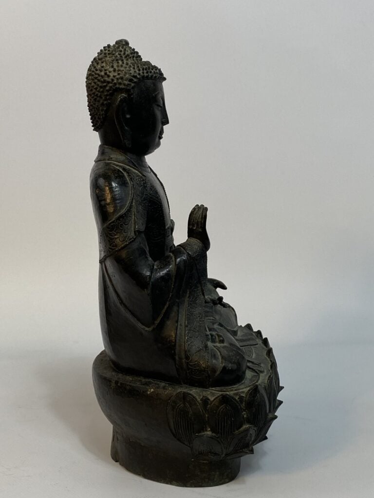BOUDDHA EN BRONZE - Chine, époque MING (1368-1644) - Statuette en bronze à pati…