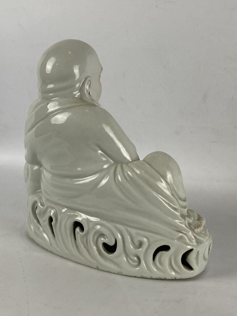 Bouddha en porcelaine blanche - Chine - Figure de bouddha rieur représenté allo…