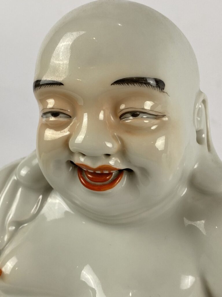 Bouddha en porcelaine blanche - Chine - Figure de bouddha rieur représenté allo…