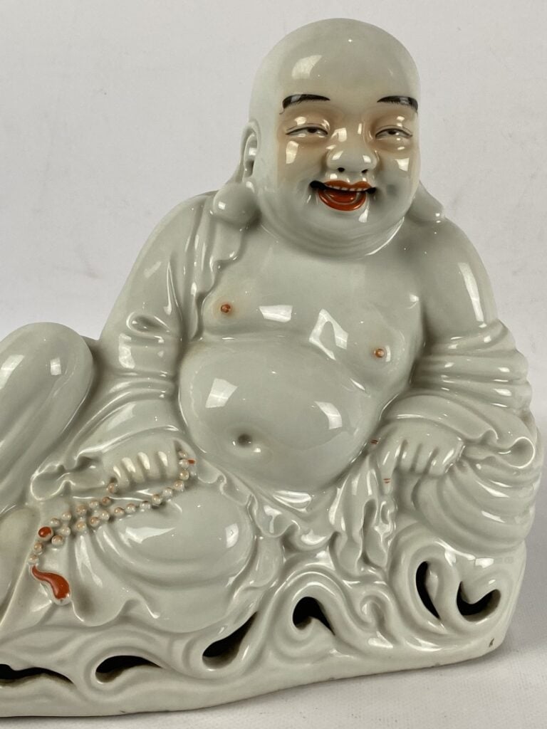 Bouddha en porcelaine blanche - Chine - Figure de bouddha rieur représenté allo…