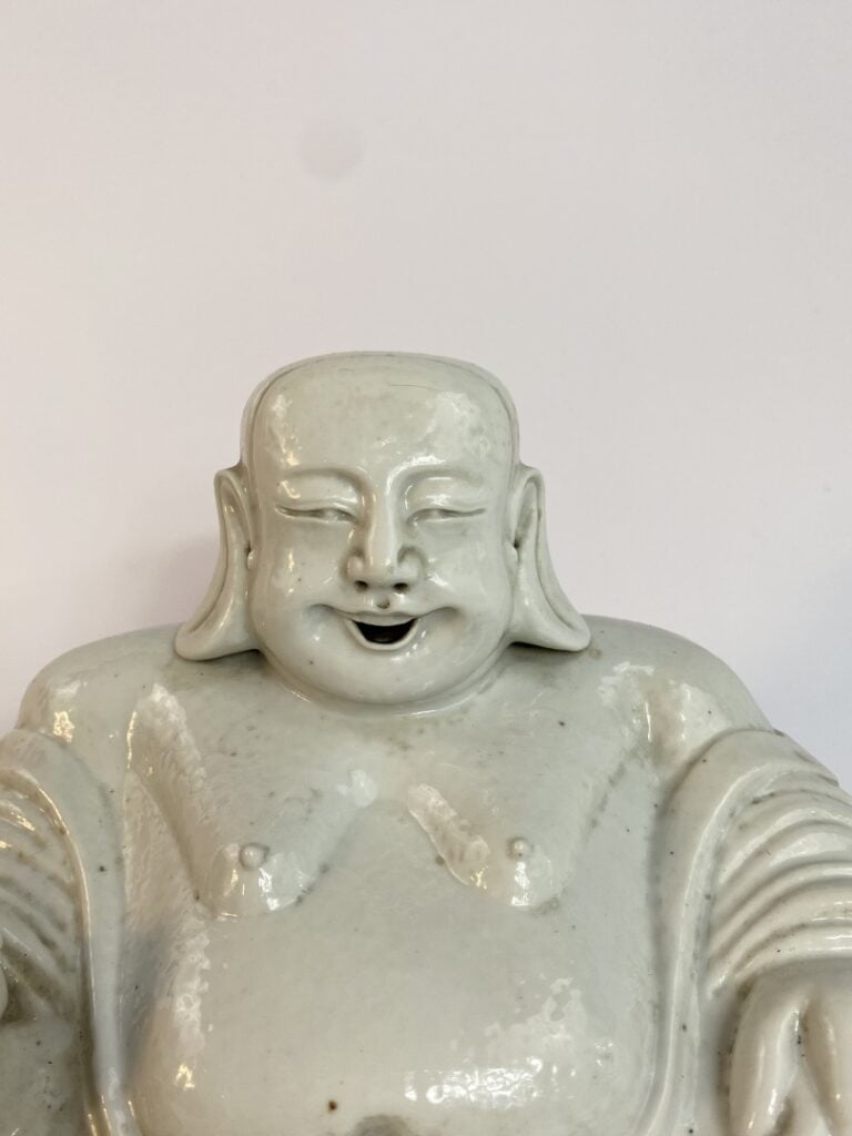 BOUDDHA EN PORCELAINE EMAILLEE " BLANC DE CHINE " - Chine, vers 1900 - Il est r…
