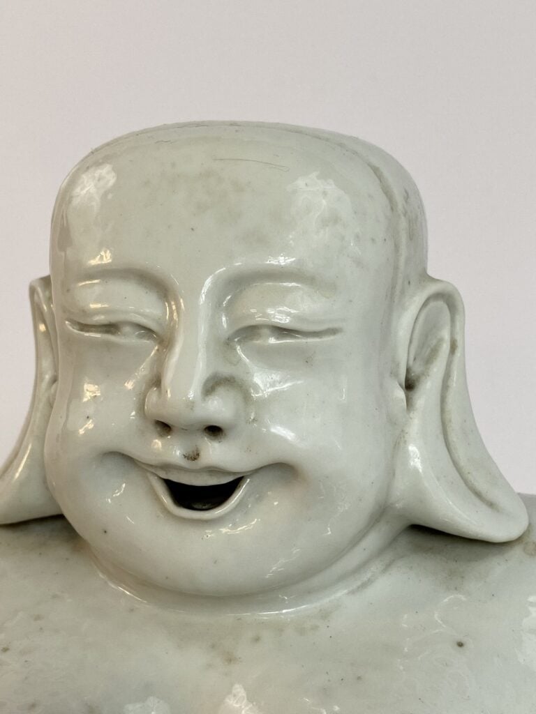 BOUDDHA EN PORCELAINE EMAILLEE " BLANC DE CHINE " - Chine, vers 1900 - Il est r…