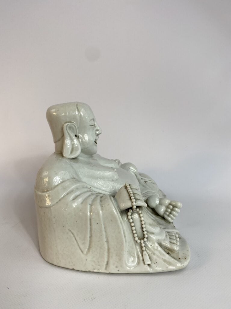 BOUDDHA EN PORCELAINE EMAILLEE " BLANC DE CHINE " - Chine, vers 1900 - Il est r…