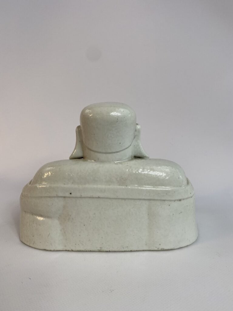 BOUDDHA EN PORCELAINE EMAILLEE " BLANC DE CHINE " - Chine, vers 1900 - Il est r…