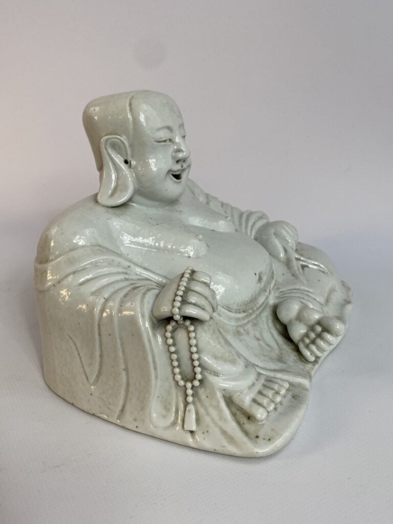 BOUDDHA EN PORCELAINE EMAILLEE " BLANC DE CHINE " - Chine, vers 1900 - Il est r…