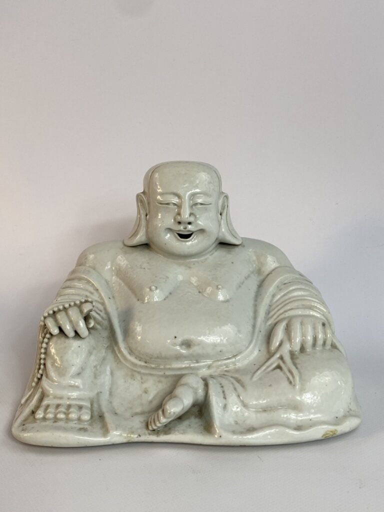 BOUDDHA EN PORCELAINE EMAILLEE " BLANC DE CHINE " - Chine, vers 1900 - Il est r…