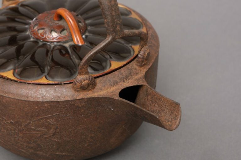 Bouilloire à Sake avec un couvercle en bois laqué noi et or, en forme de chrysa…