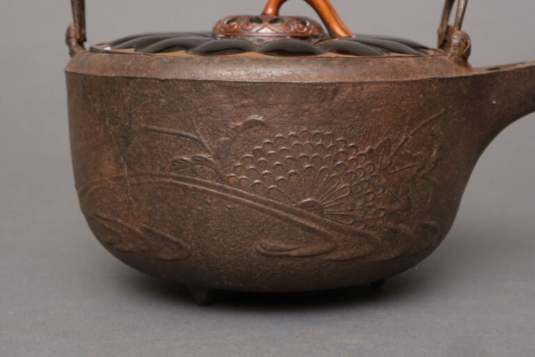 Bouilloire à Sake avec un couvercle en bois laqué noi et or, en forme de chrysa…