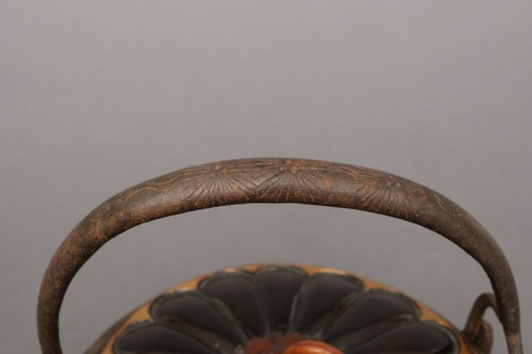 Bouilloire à Sake avec un couvercle en bois laqué noi et or, en forme de chrysa…