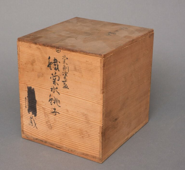 Bouilloire à Sake avec un couvercle en bois laqué noi et or, en forme de chrysa…