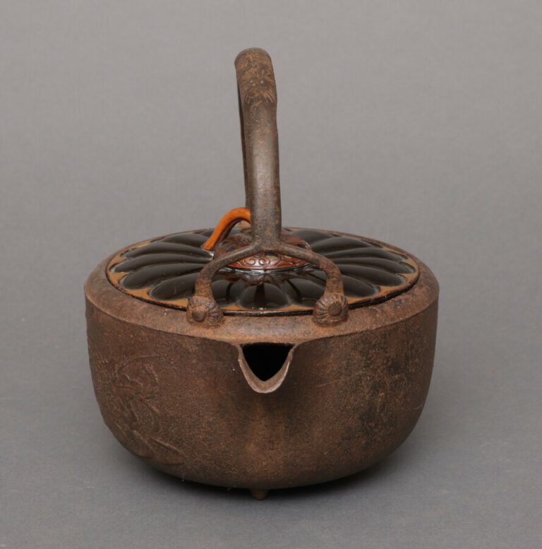 Bouilloire à Sake avec un couvercle en bois laqué noi et or, en forme de chrysa…