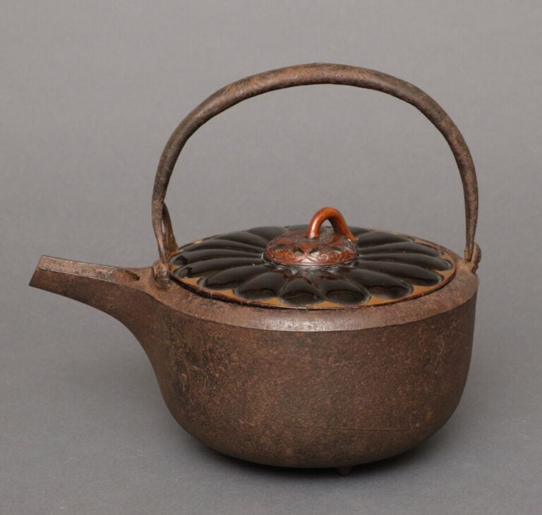 Bouilloire à Sake avec un couvercle en bois laqué noi et or, en forme de chrysa…