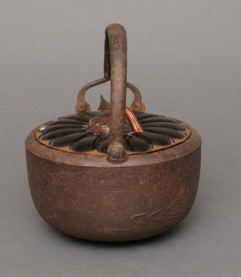 Bouilloire à Sake avec un couvercle en bois laqué noi et or, en forme de chrysa…