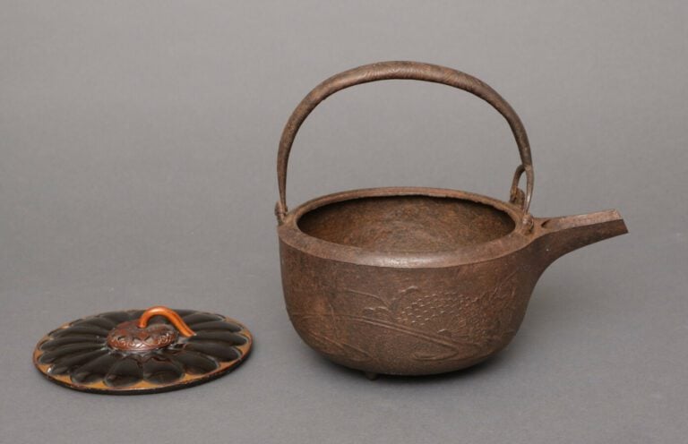 Bouilloire à Sake avec un couvercle en bois laqué noi et or, en forme de chrysa…