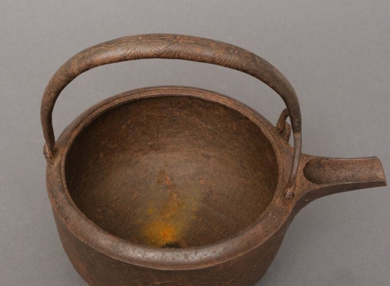 Bouilloire à Sake avec un couvercle en bois laqué noi et or, en forme de chrysa…