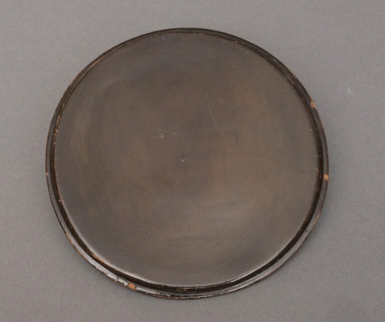 Bouilloire à Sake avec un couvercle en bois laqué noi et or, en forme de chrysa…