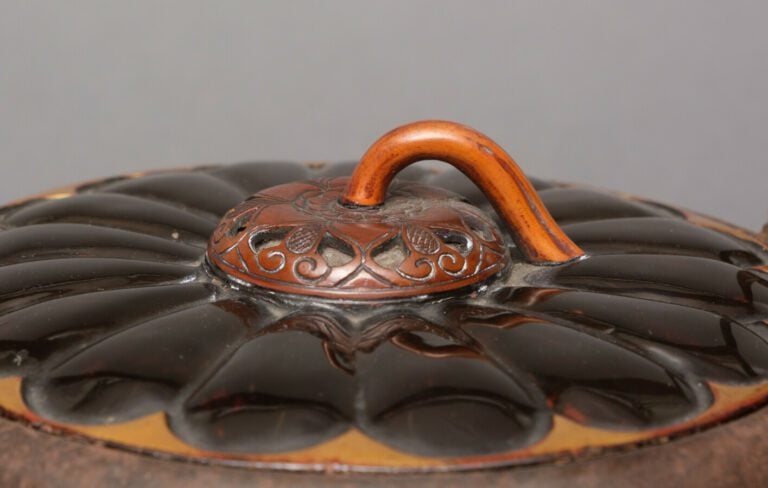 Bouilloire à Sake avec un couvercle en bois laqué noi et or, en forme de chrysa…