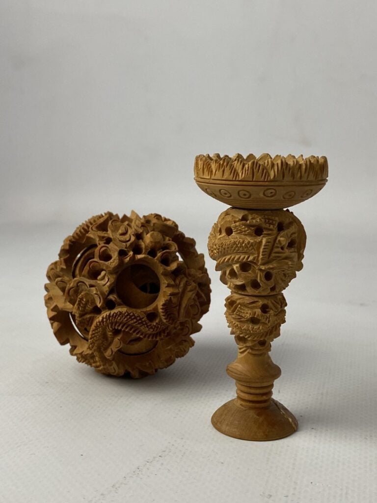 Boule de Canton en bois finement sculpté - Chine, XXe - (accidents) - - H: 13 c…