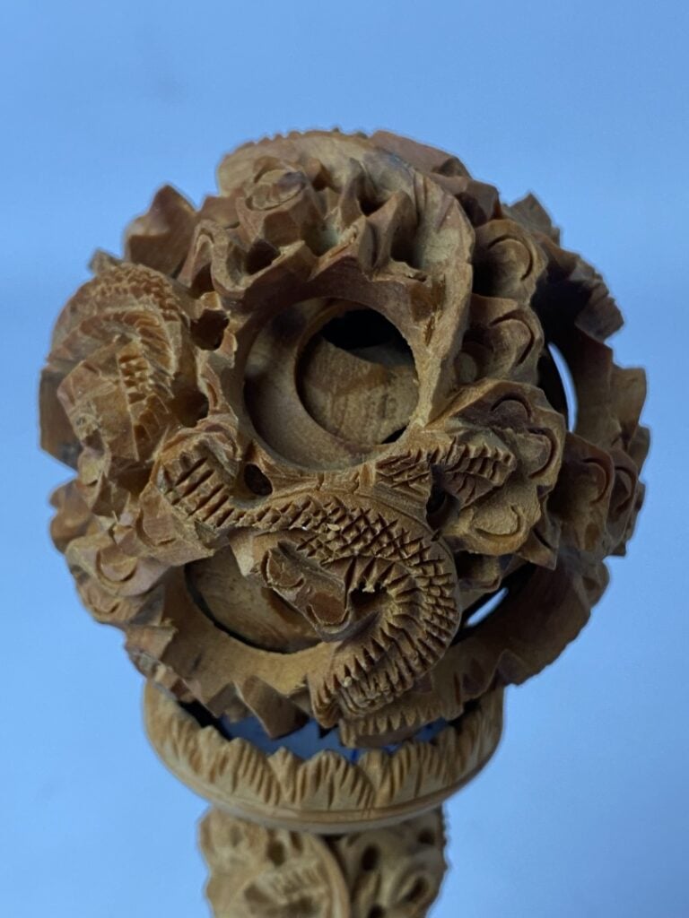 Boule de Canton en bois finement sculpté - Chine, XXe - (accidents) - - H: 13 c…
