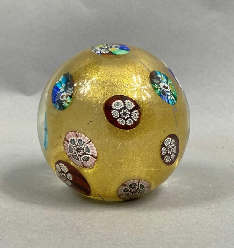 Boule presse-papier à décor de millefiori sur fond doré - H : 8,5 cm - Diam : 9…