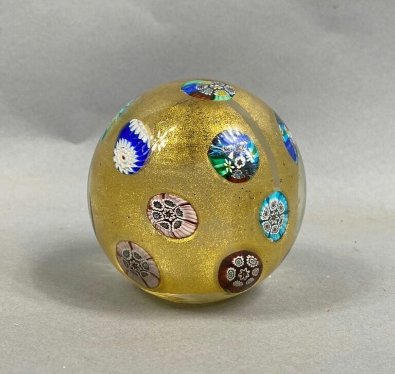 Boule presse-papier à décor de millefiori sur fond doré - H : 8,5 cm - Diam : 9…