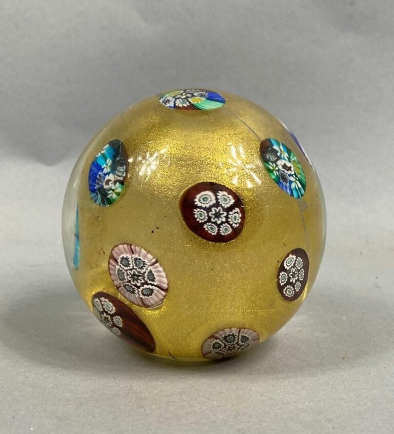 Boule presse-papier à décor de millefiori sur fond doré - H : 8,5 cm - Diam : 9…