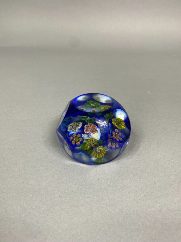 Boule-presse papier en verre à décor de millefiori sur fond bleuté - H : 6 cm -…