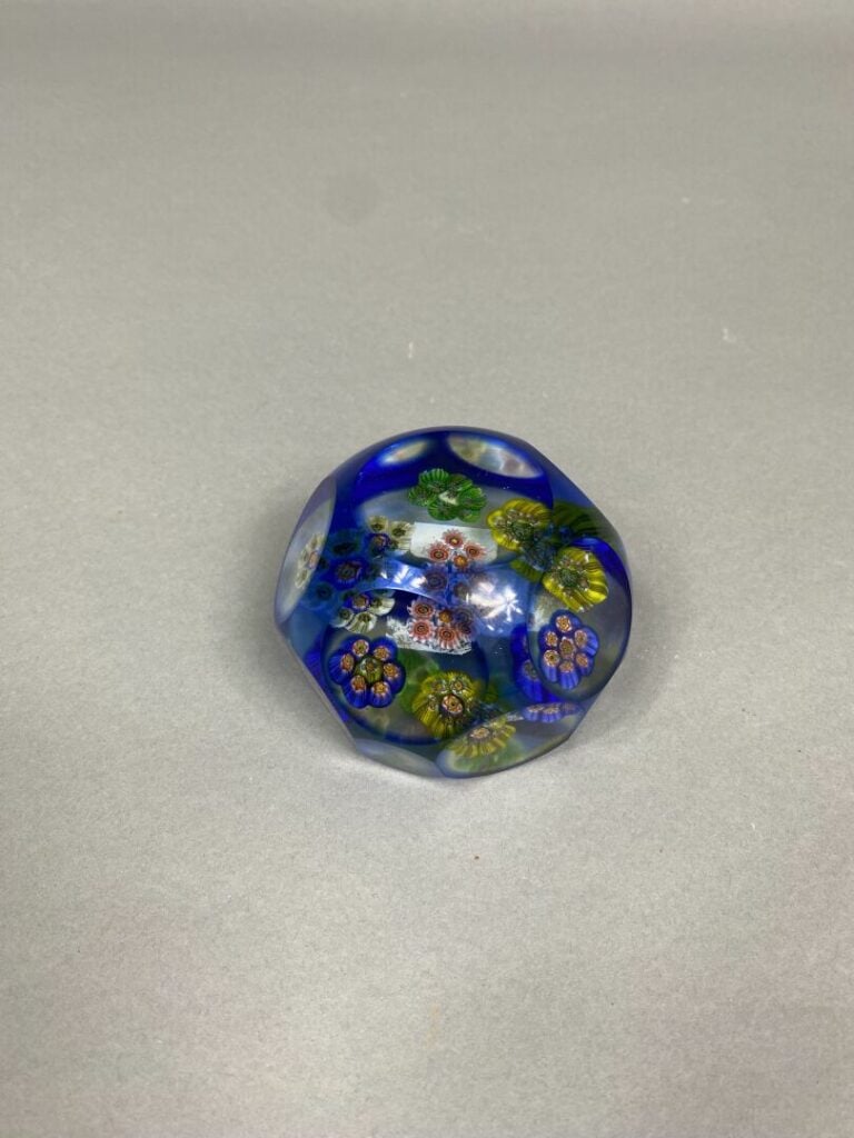 Boule-presse papier en verre à décor de millefiori sur fond bleuté - H : 6 cm -…