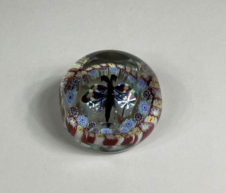 Boule presse-papier sulfure à décor de papillon dans un entourage de millefiori…