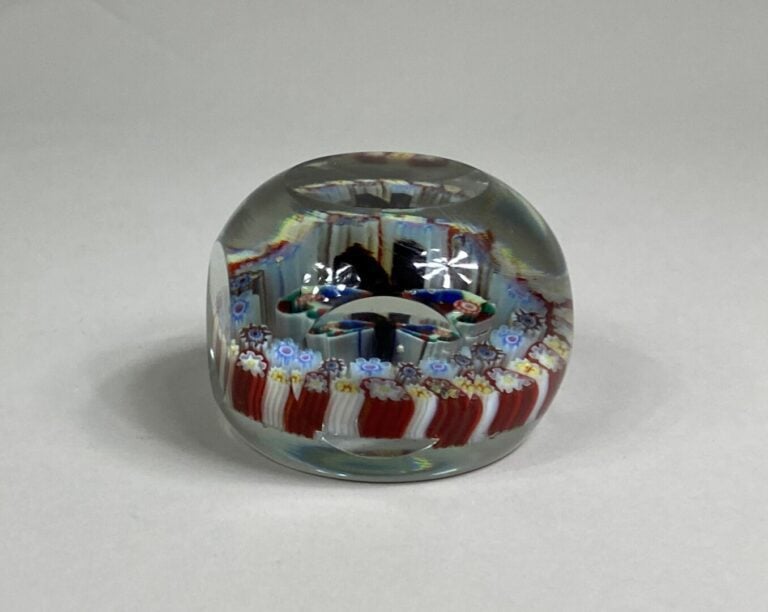 Boule presse-papier sulfure à décor de papillon dans un entourage de millefiori…