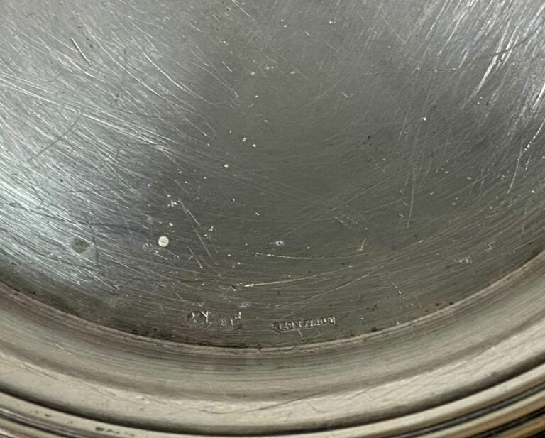 BOULENGER - Ensemble de quatre dessous de bouteille en métal argenté à décor de…