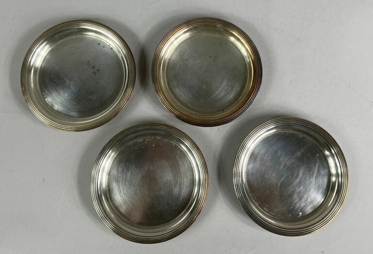 BOULENGER - Ensemble de quatre dessous de bouteille en métal argenté à décor de…