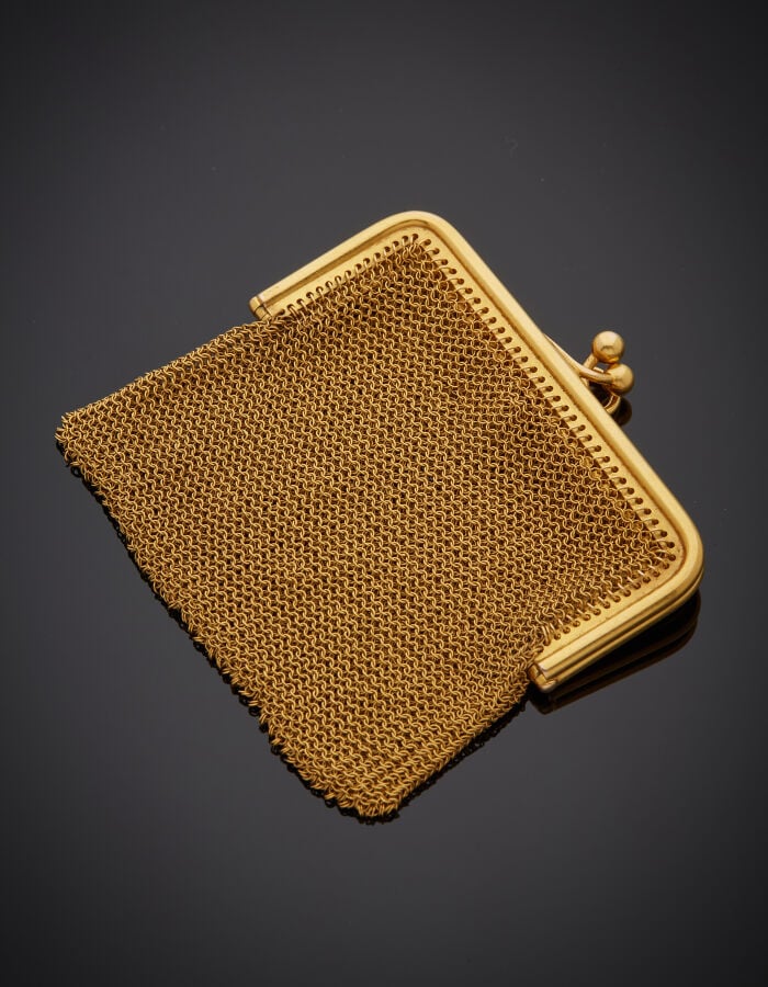 BOURSE carrée en cotte de maille d'or jaune (750‰). Fermoir uni ouvrant sur deu…