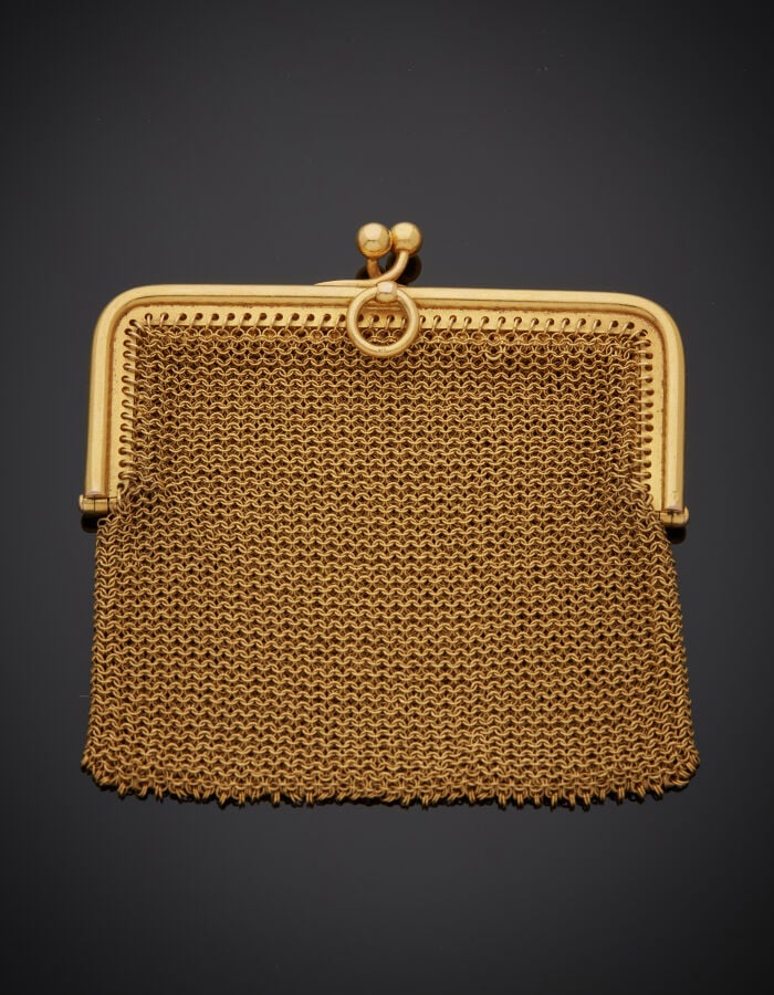 BOURSE carrée en cotte de maille d'or jaune (750‰). Fermoir uni ouvrant sur deu…