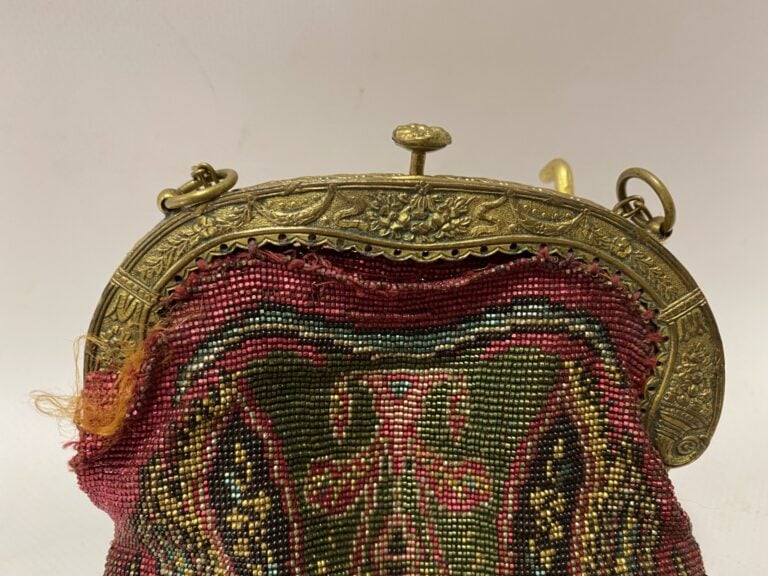Bourse en laiton et broderie de fils métalliques de couleur, la monture ornée d…