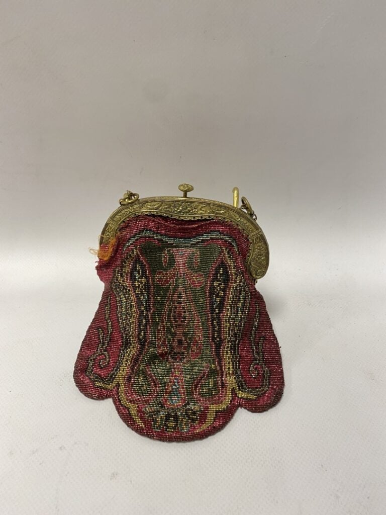 Bourse en laiton et broderie de fils métalliques de couleur, la monture ornée d…
