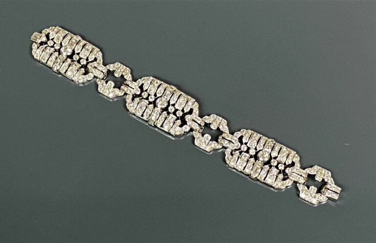 Bracelet articulé en or gris (750) et platine (850) formé de trois plaques rect…
