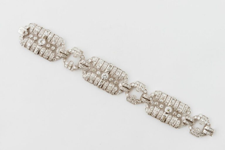 Bracelet articulé en or gris (750) et platine (850) formé de trois plaques rect…