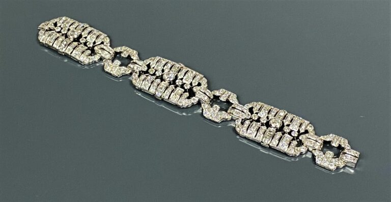 Bracelet articulé en or gris (750) et platine (850) formé de trois plaques rect…