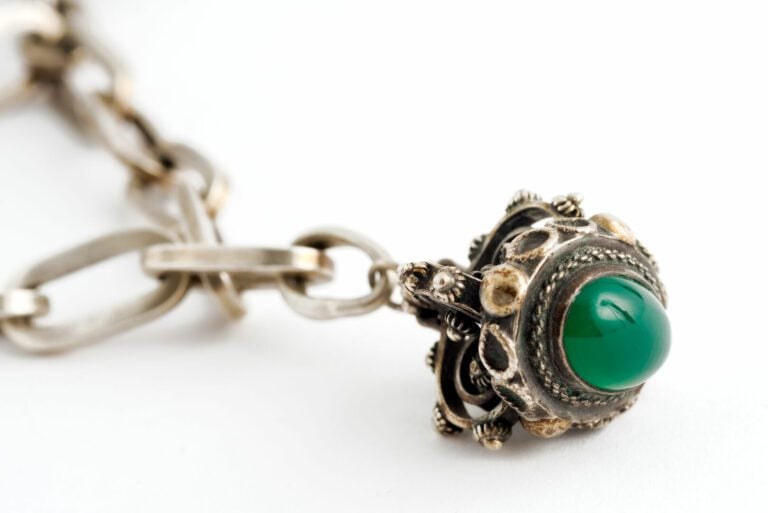 Bracelet berbère en argent (800) à maillons ovales retenant des pendeloques éma…