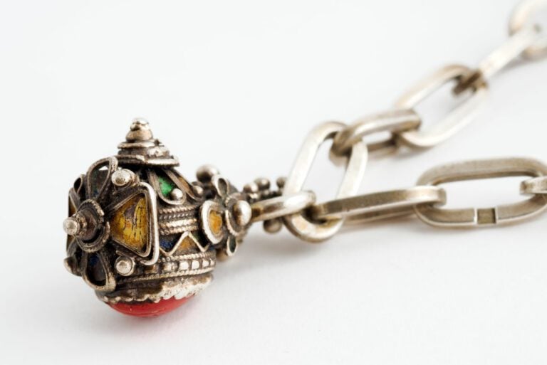 Bracelet berbère en argent (800) à maillons ovales retenant des pendeloques éma…