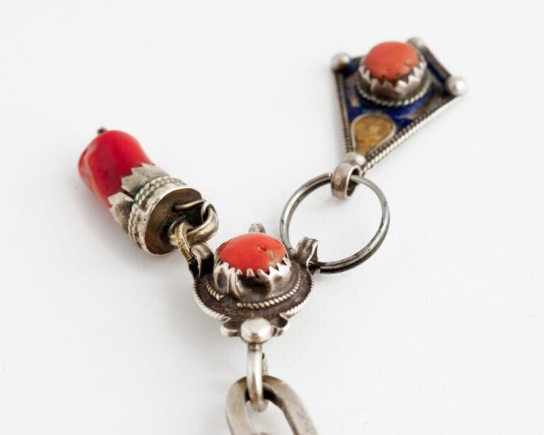 Bracelet berbère en argent (800) à maillons ovales retenant des pendeloques éma…