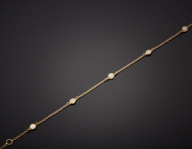 BRACELET chaînette en or jaune (750‰) serti de cinq diamants taille brillant en…