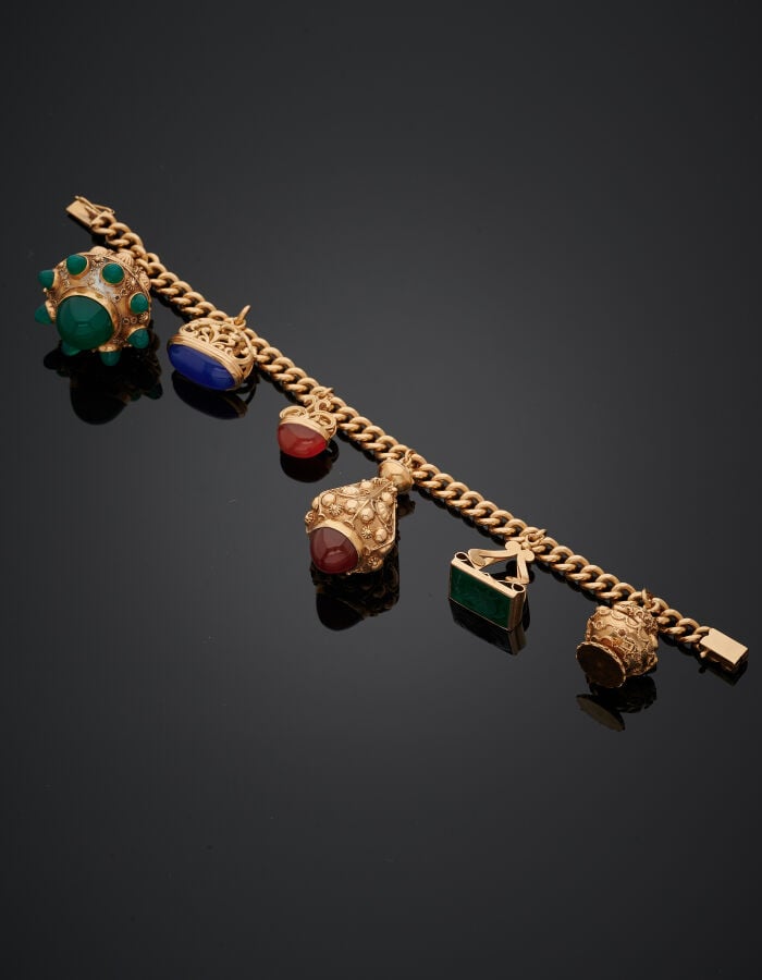 BRACELET "charm's" en or jaune (750‰) à maille gourmette, retenant six breloque…