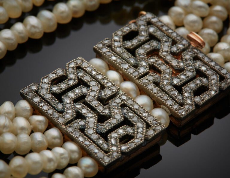BRACELET composé de cinq rangs de perles d'eau douce (non testées) baroques. Fe…