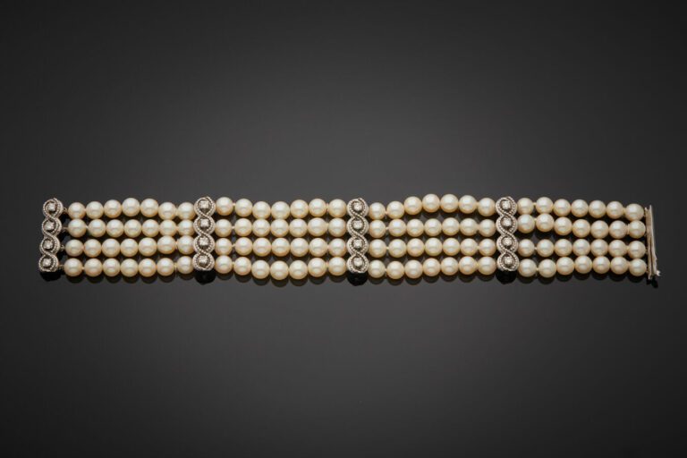 BRACELET composé de quatre rangs de perles de culture blanches, alternées de qu…