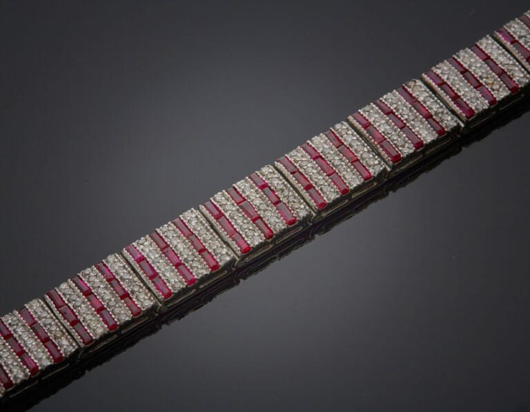 BRACELET en argent (925‰) articulé, serti d'alignements de diamants taille 8/8…