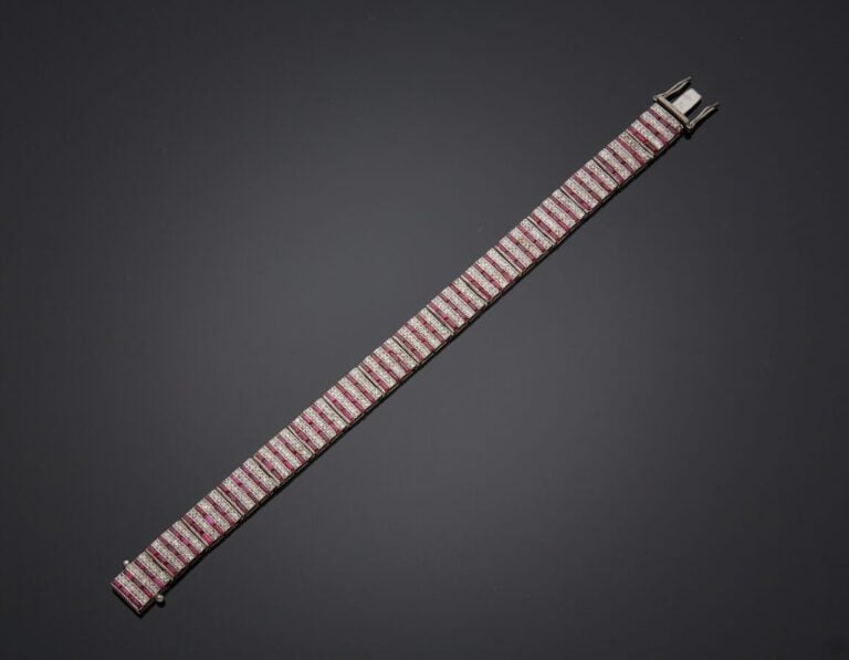 BRACELET en argent (925‰) articulé, serti d'alignements de diamants taille 8/8…