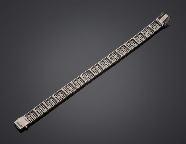 BRACELET en argent (925‰) articulé, serti d'alignements de diamants taille 8/8…